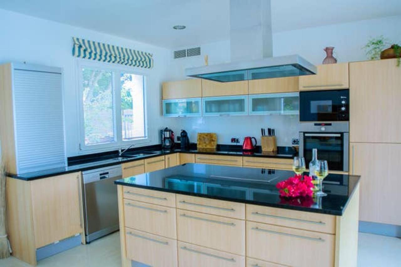 With 5 Bedrooms In With Private Pool And Wifi Villa *