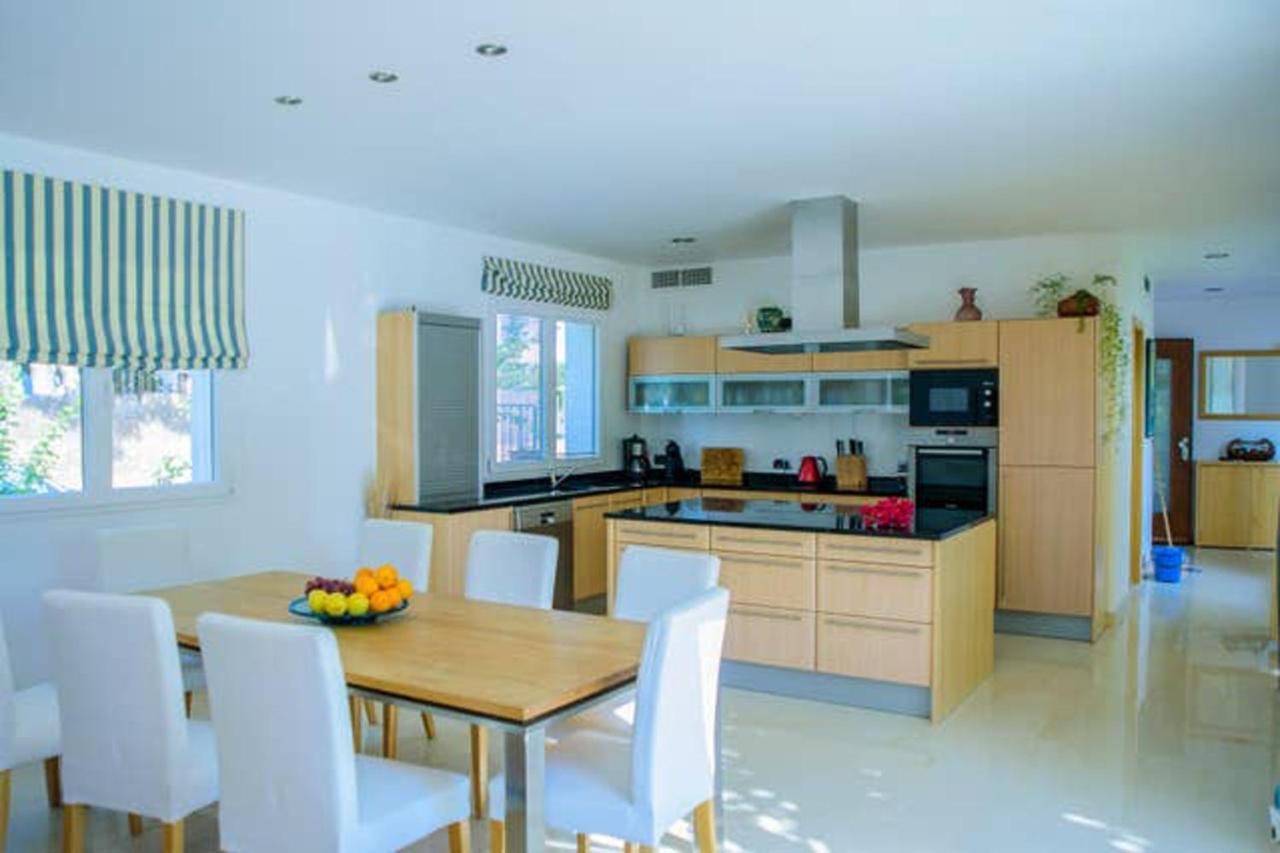 With 5 Bedrooms In With Private Pool And Wifi Villa