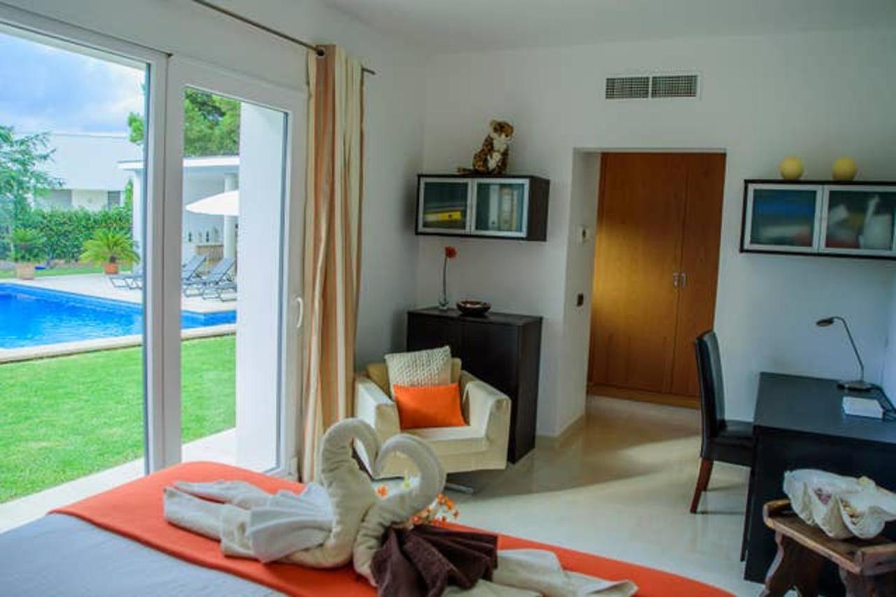 With 5 Bedrooms In With Private Pool And Wifi Villa *