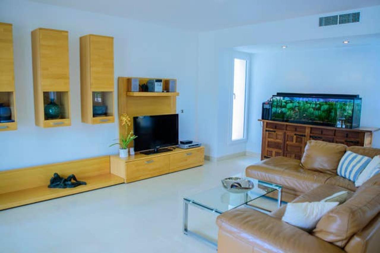 With 5 Bedrooms In With Private Pool And Wifi Villa