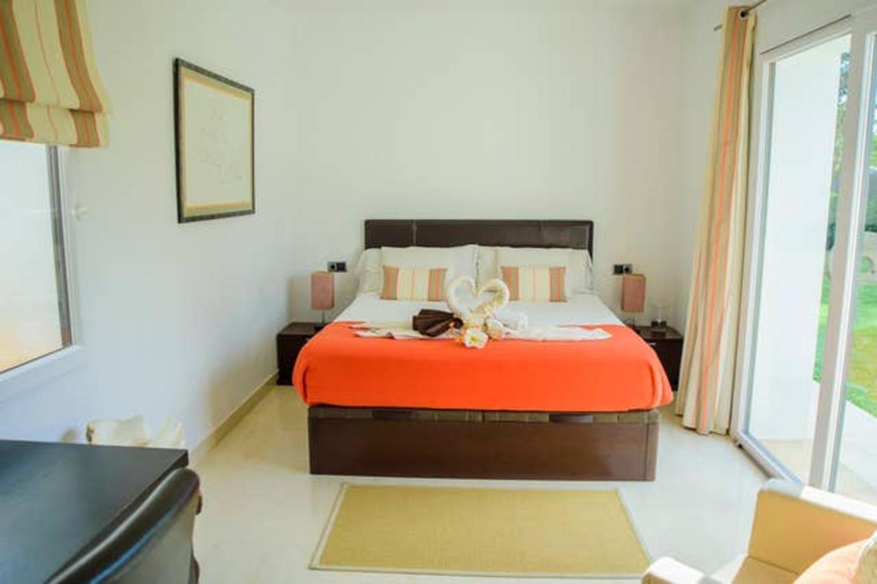 With 5 Bedrooms In With Private Pool And Wifi *