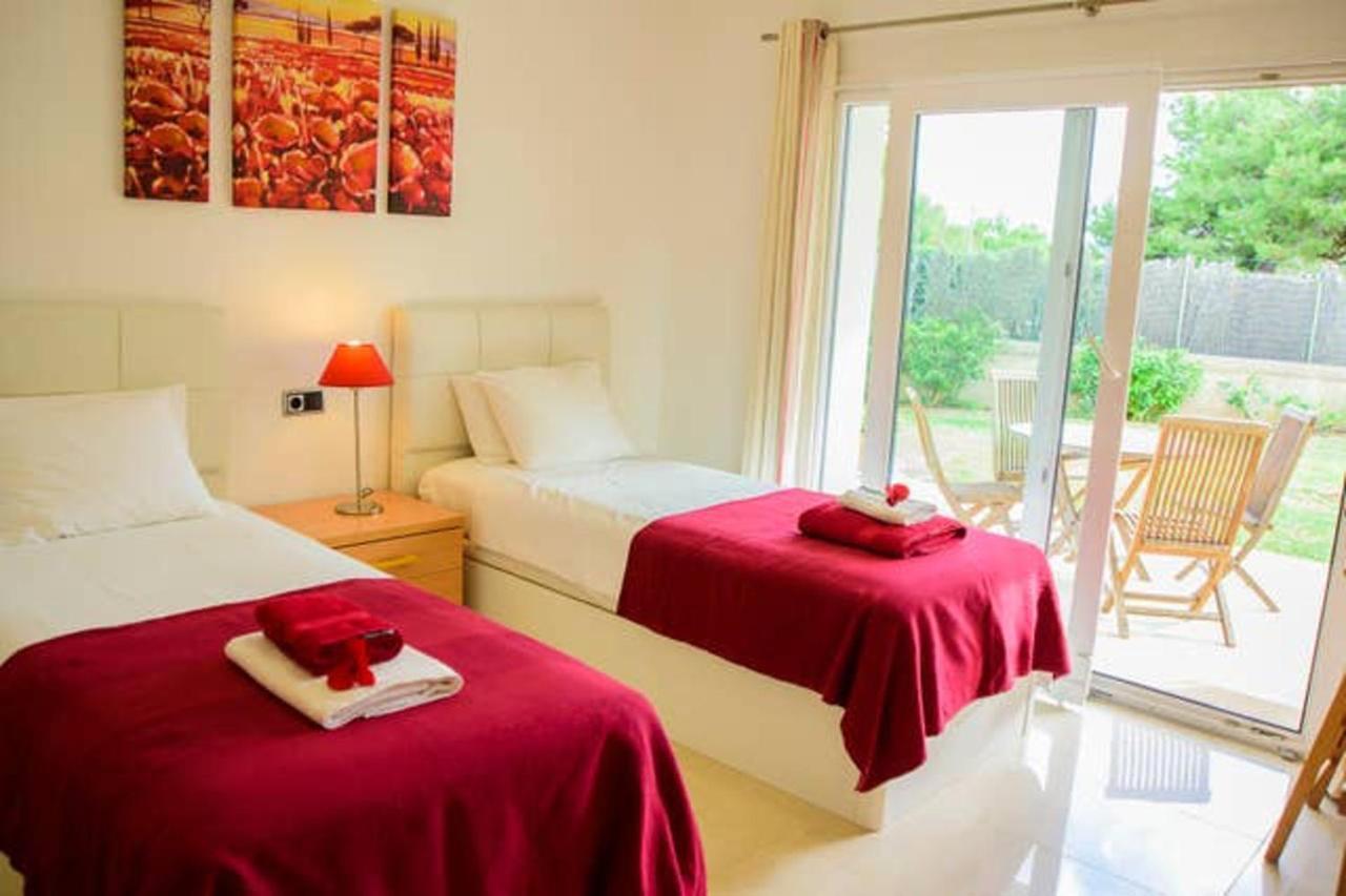 With 5 Bedrooms In With Private Pool And Wifi