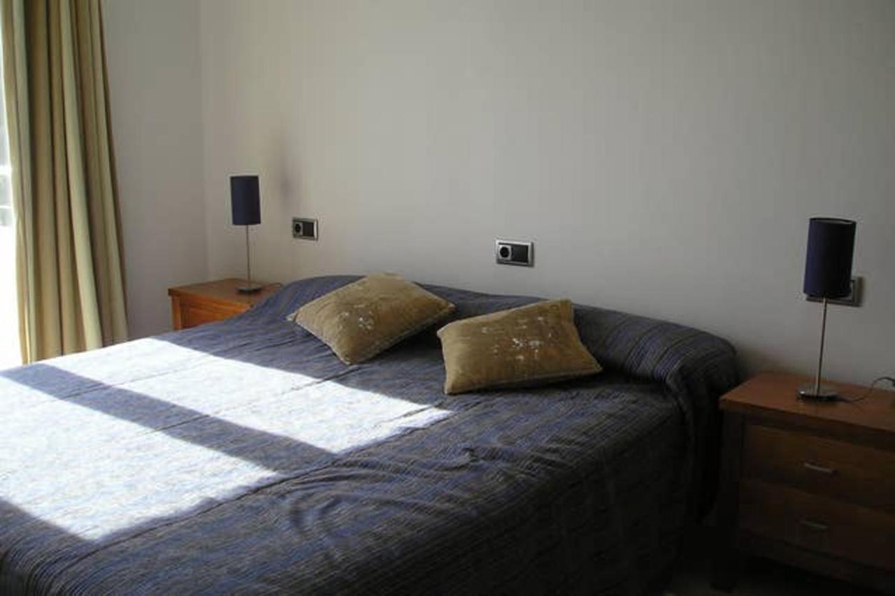 With 5 Bedrooms In With Private Pool And Wifi *