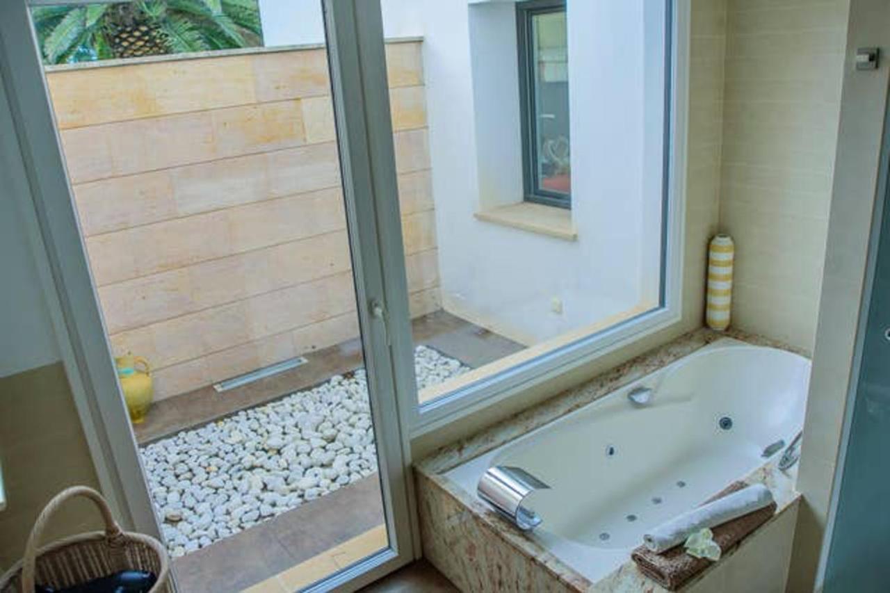 With 5 Bedrooms In With Private Pool And Wifi Villa