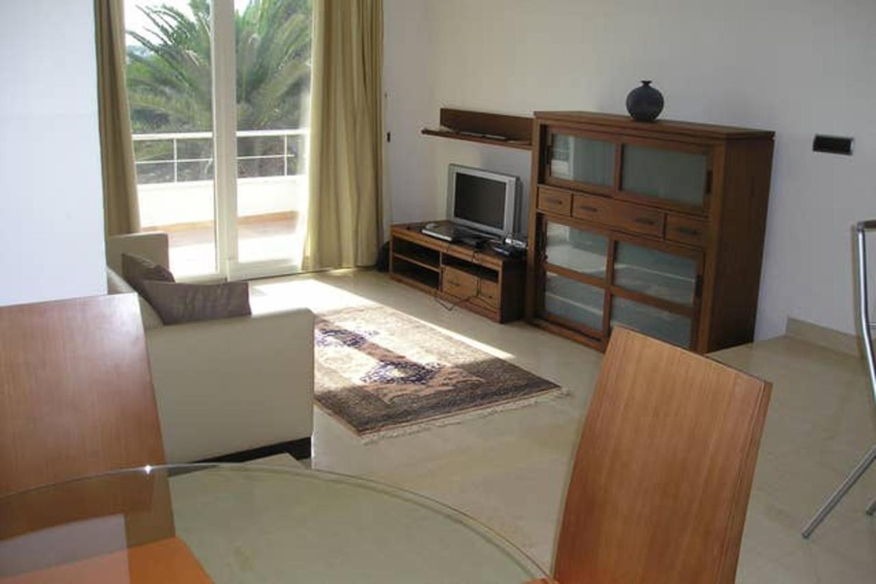 With 5 Bedrooms In With Private Pool And Wifi