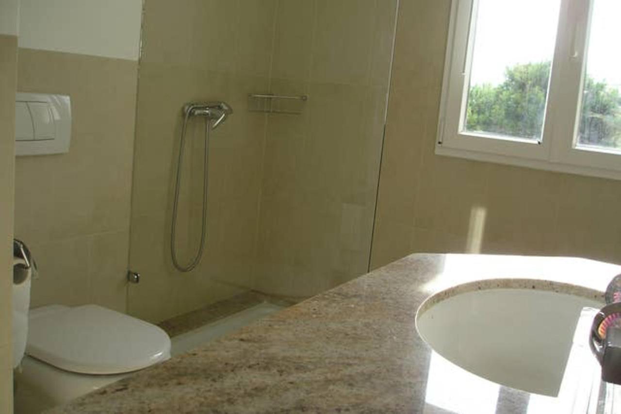 With 5 Bedrooms In With Private Pool And Wifi *