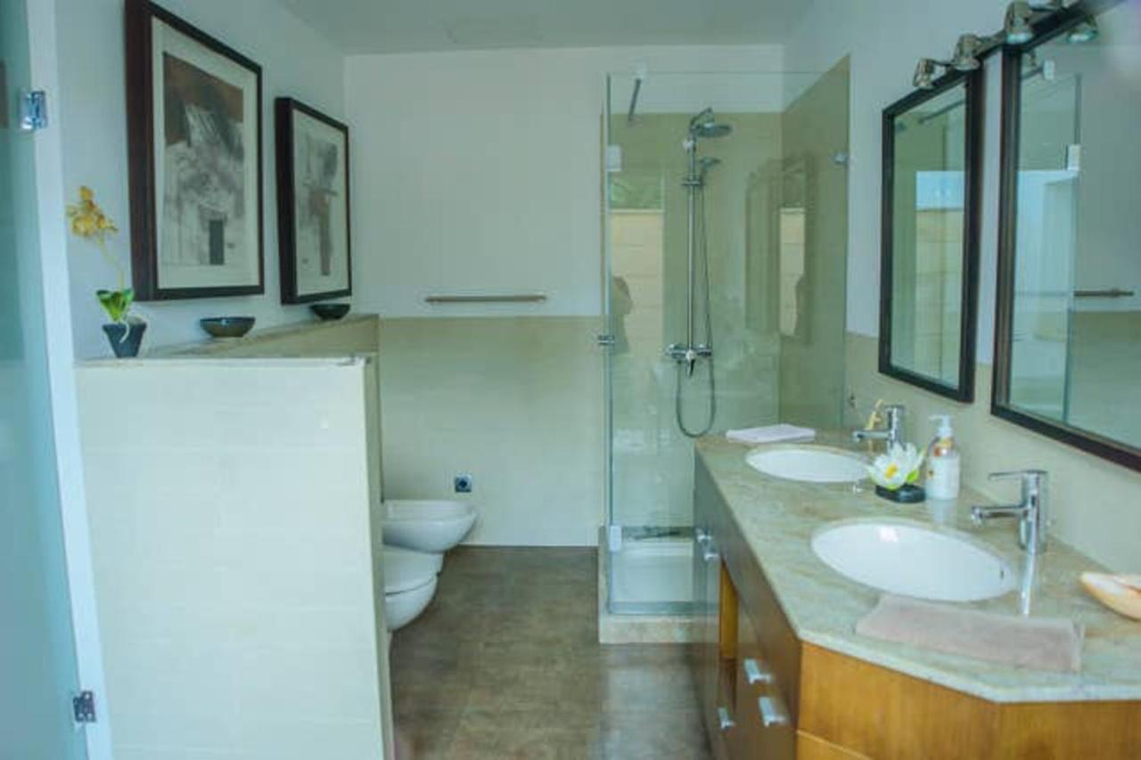 With 5 Bedrooms In With Private Pool And Wifi *