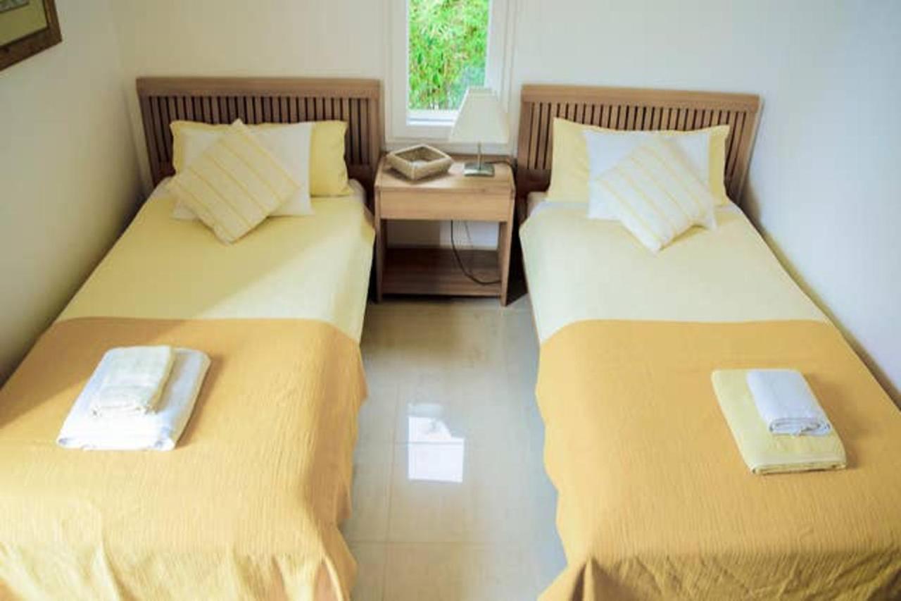 With 5 Bedrooms In With Private Pool And Wifi